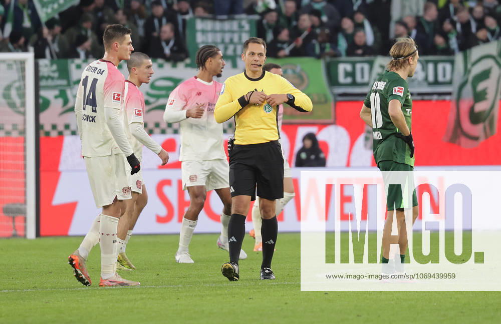 Referee Robert Hartmann Football, Men, Season 2025 2026, 1 Liga, Bundesliga, Volkswagenarena, VfL Wolfsburg vs Bayer Leverkusen DFL REGULATIONS PROHIBIT ANY USE OF PHOTOGRAPHS AS IMAGE SEQUENCES AND OR QUASI VIDEO