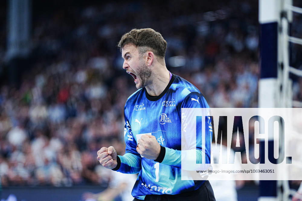 Cheers after parade Gonzalo Perez de Vargas THW Kiel, 01 GER, THW Kiel vs Frisch Auf Goeppingen, Handball, 1 Bundesliga, Matchday 13, Season 2025 2026, 22 11 2025 GER, THW Kiel vs Frisch Auf Goeppingen, Handball, 1 Bundesliga, Matchday 13, Season 2025 2026, 22 11 2025 Kiel
