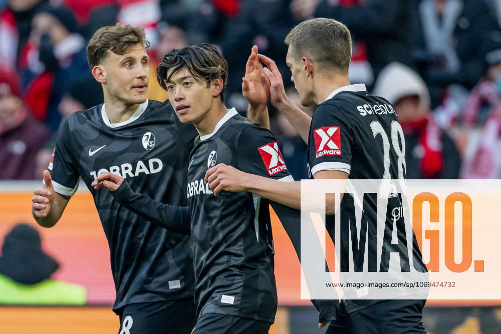 Maximilian Eggestein SC Freiburg, 8 and Matthias Ginter SC Freiburg, 28 celebrate with Yuito Suzuki SC Freiburg, 14 his goal for 0 1 GER, FC Bayern Muenchen vs SC Freiburg, Football, Bundesliga, Matchday 11, Season 2025 2026, 22 11 2025 GER, FC Bayern Muenchen vs SC Freiburg, Football, Bundesliga, Matchday 11, Season 2025 2026, 22 11 2025 Muenchen
