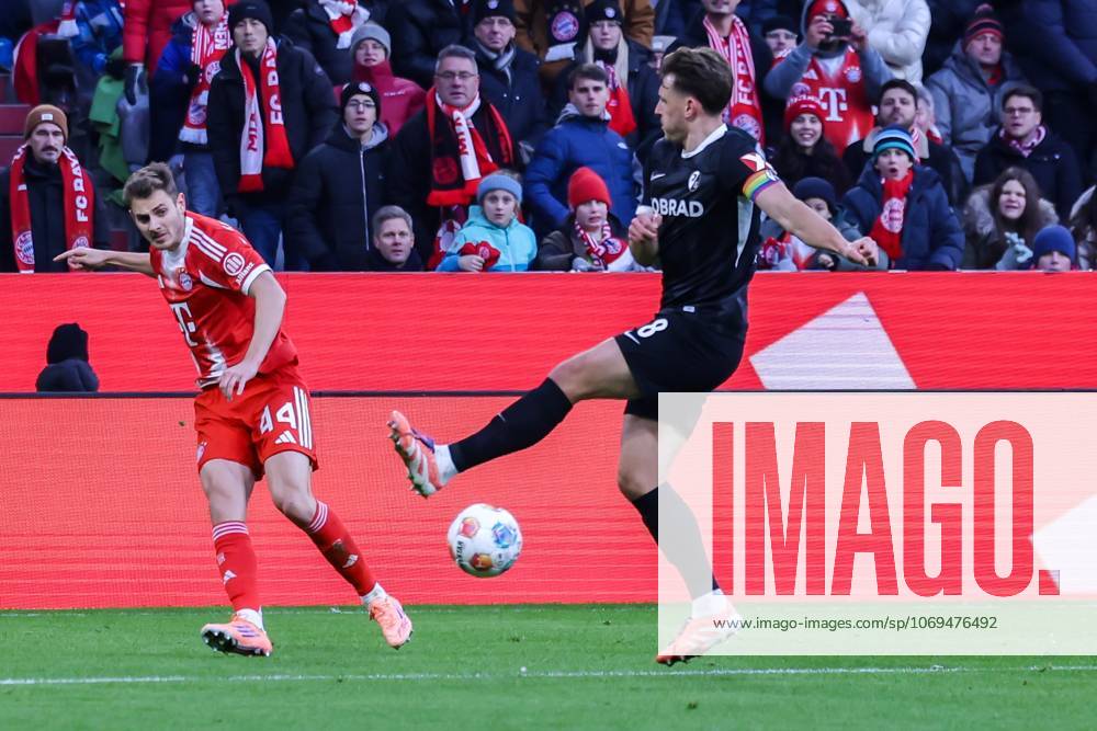 Josip Stanisic 44 FC Bayern Muenchen with a pass that Maximilian Eggestein 8 SC Freiburg cannot block, FC Bayern Muenchen vs SC Freiburg, Football, Bundesliga, DFL, Season 2025 2026, Hinrunde, 22 11 2025 DFB regulations prohibit any use of photographs as image sequences and or quasi video Muenchen Bayern Germany