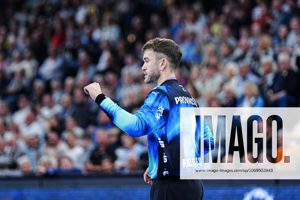 Cheers after parade Gonzalo Perez de Vargas THW Kiel, 01 GER, THW Kiel vs Frisch Auf Goeppingen, Handball, 1 Bundesliga, Matchday 13, Season 2025 2026, 22 11 2025 GER, THW Kiel vs Frisch Auf Goeppingen, Handball, 1 Bundesliga, Matchday 13, Season 2025 2026, 22 11 2025 Kiel