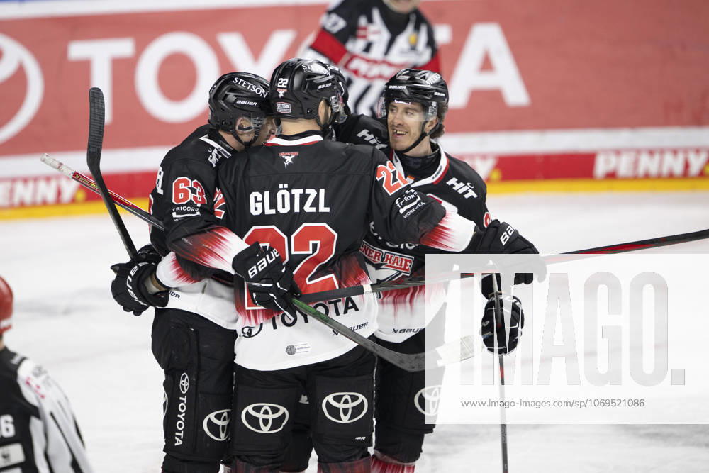 PENNY DEL 1 Kölner Haie Schwenninger Wild Wings Cologne, 23 11 2025 Maximilian Glötzl Kölner Haie, defense, 22 Patrick Russell Kölner Haie, offense, 63 Gregor Macleod Kölner Haie, offense, 89 PENNY DEL 1 Kölner Haie Schwenninger Wild Wings on 23 11 2025 at the Lanxess Arena in Cologne Germany