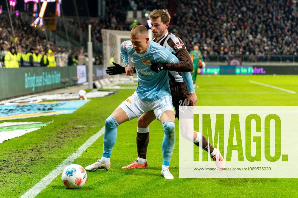 Tim Skarke 1 FC Union Berlin, 21 in duel, fight for the ball with Connor Metcalfe FC St Pauli, 24 , GER, FC St Pauli vs 1 FC Union Berlin, Football, Bundesliga, Matchday 11, Season 2025 2026, 23 11 2025 DFL REGULATES PROHIBIT ANY USE OF PHOTOGRAPHS AS IMAGE SEQUENCES AND OR QUASI VIDEO GER, FC St Pauli vs 1 FC Union Berlin, Football, Bundesliga, Matchday 11, Season 2025 2026, 23 11 2025 Hamburg