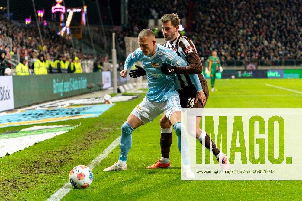 Tim Skarke 1 FC Union Berlin, 21 in duel, fight for the ball with Connor Metcalfe FC St Pauli, 24 , GER, FC St Pauli vs 1 FC Union Berlin, Football, Bundesliga, Matchday 11, Season 2025 2026, 23 11 2025 DFL REGULATES PROHIBIT ANY USE OF PHOTOGRAPHS AS IMAGE SEQUENCES AND OR QUASI VIDEO GER, FC St Pauli vs 1 FC Union Berlin, Football, Bundesliga, Matchday 11, Season 2025 2026, 23 11 2025 Hamburg