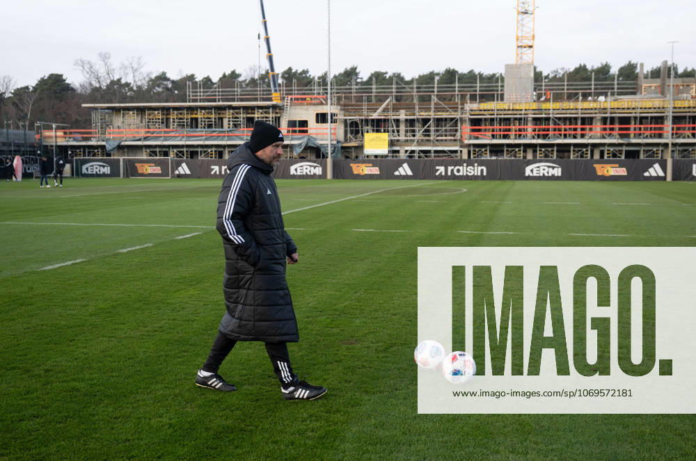 Fußball, Herren, Saison 2025 2026, 1. Bundesliga, 1. FC Union Berlin, Training, Trainer Steffen Baumgart (1. FC Union Berlin), im Hintergrund die Baustelle des zukünftigen Funktionsgebäudes für die Profi-Frauen und Männer, 25.11. 2025,