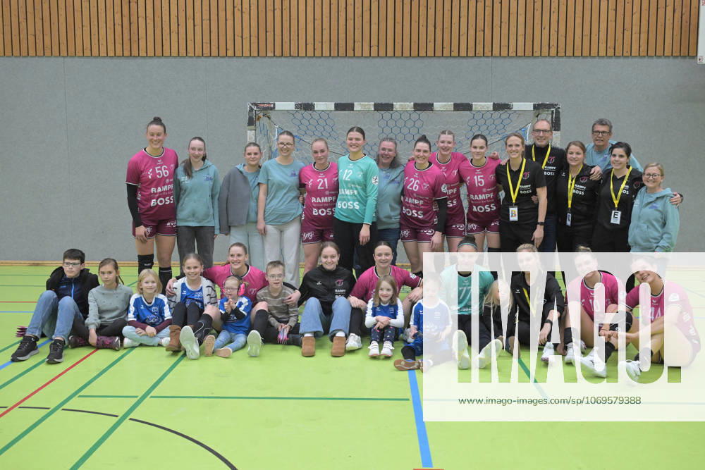 Joint picture after the end of the TusSies game with the run-in children TusSies Metzingen vs Brazil, handball, test match, 2025 2026 season, 25 11 2025 TusSies Metzingen vs Brazil, handball, test match, 2025 2026 season, 25 11 2025 Holzgerlingen