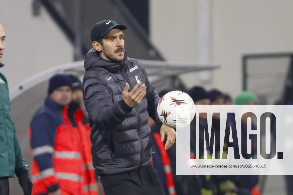 Julian Schuster SC Freiburg, Coach with ball , Czech Republic, Football, UEFA Europa League, Matchday 5, 2025 2026, Viktoria Pilsen vs SC Freiburg, 27 11 2025, Stadion mesta Plzne, Pilsen, Czech Republic Pilsen Stadion mesta Plzne Czech Republic