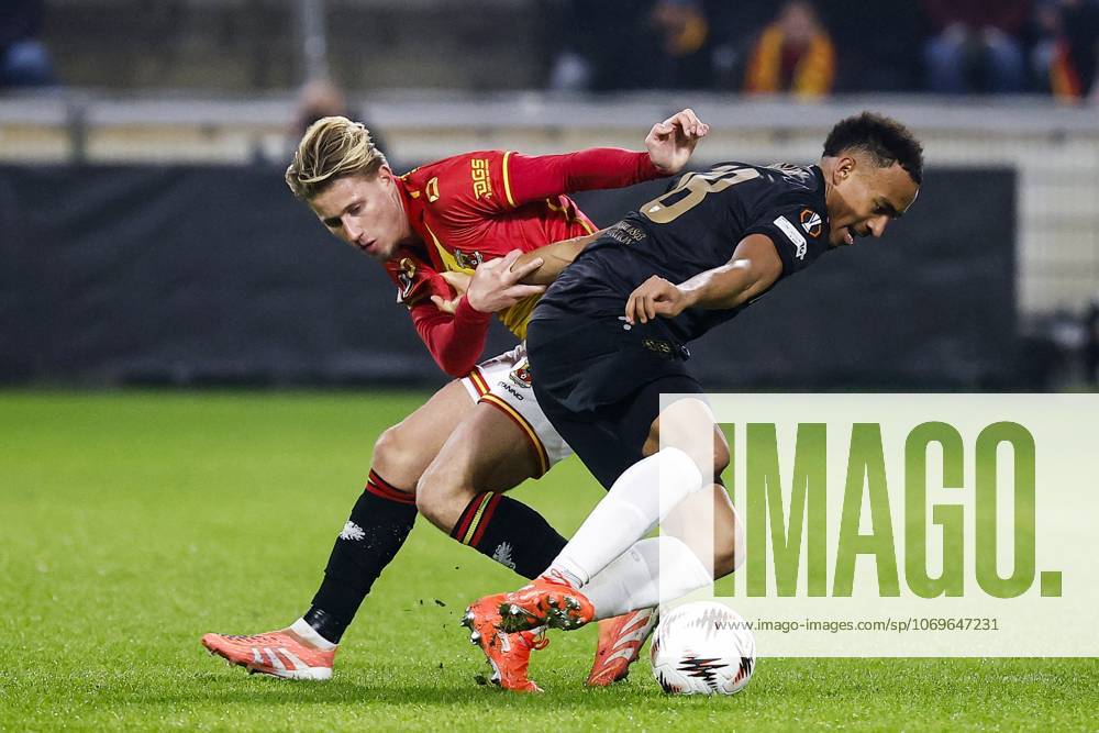 DEVENTER - (L-R) Giovanni van Zwam of Go Ahead Eagles, Jamie Leweling of VfB Stuttgart during the Europa League match between Go Ahead Eagles and VfB Stuttgart at De Adelaarshorst on November 27, 2025, in Deventer, Netherlands. ANP VINCENT JANNINK UEFA Europa Europa League matchday 5 2025-2026 ANPxSportx IVx 543244357 originalFilename: 543244357