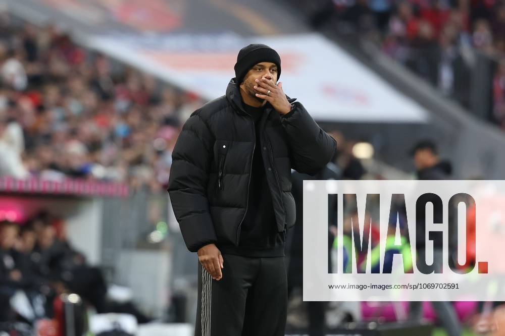 Disappointment at head coach Vincent Kompany FC Bayern Muenchen , FC Bayern Muenchen vs FC St Pauli, Soccer, 1 Bundesliga, 12 Matchday, 29 11 2025 DFB regulations prohibit any use of photographs as image sequences and or quasi video Muenchen Bayern Germany