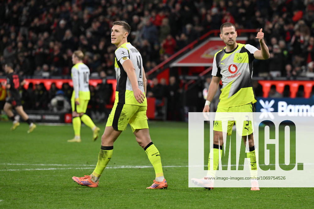 Nico Schlotterbeck Borussia Dortmund , Waldemar Anton Borussia Dortmund , v li 29 11 2025, Football 1 Bundesliga, Season 2025 2026, 12 Matchday, Bayer 04 Leverkusen Borussia Dortmund 1 2 DFL regulations prohibit any use of photographs as image sequences and or quasi video Leverkusen BayArena Nordrhein Westfalen Germany Team2