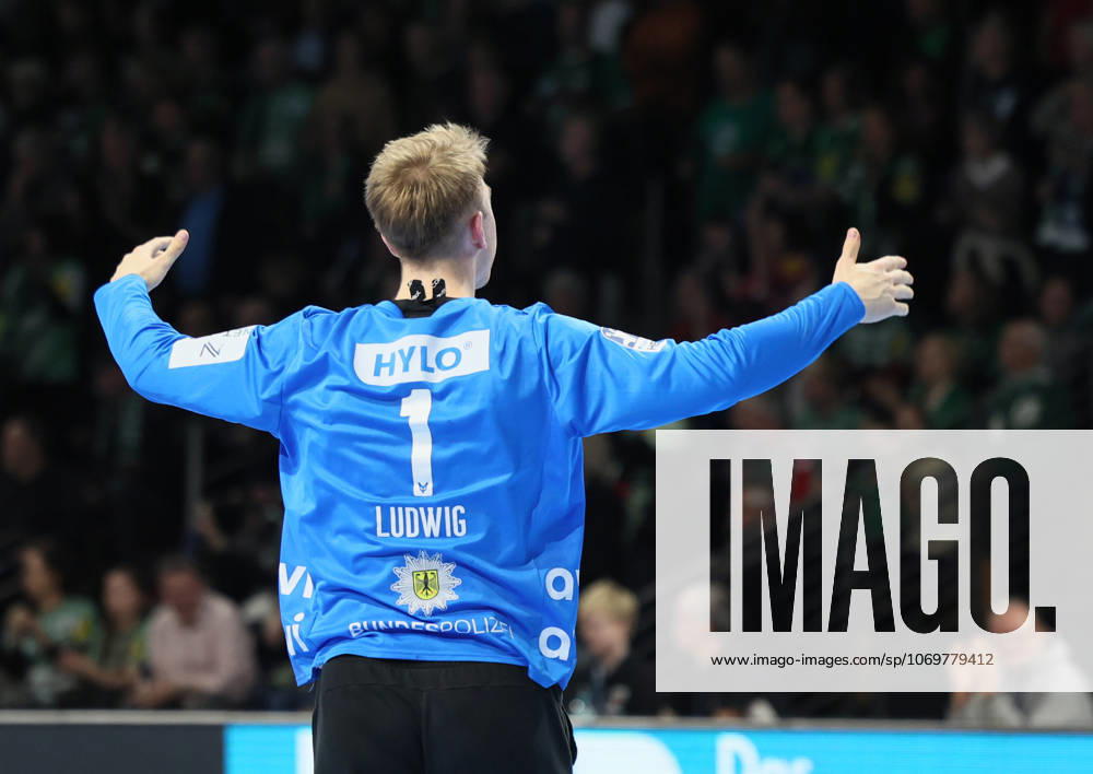 GER HBL season 2025 2026 FÜCHSE Berlin vs TBV Lemgo Lippe, 30 11 25, Max Schmeling Halle, Berlin, Lasse LUDWIG Füchse Berlin 1 cheers to the crowd after a successful save, emotion