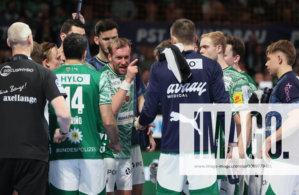 GER HBL Season 2025 2026 FÜCHSE Berlin vs TBV Lemgo Lippe, 30 11 25, Max Schmeling Halle, Berlin, Max DARJ Füchse Berlin 5 , Captains speech during timeout, timeout