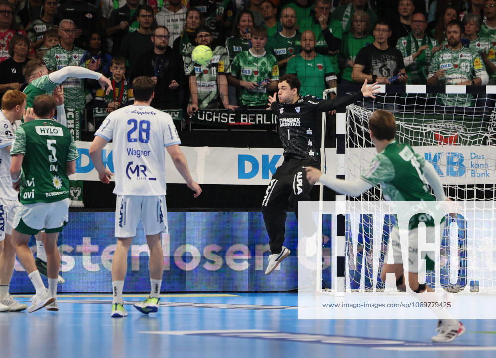 GER HBL Season 2025 2026 FÜCHSE Berlin vs TBV Lemgo Lippe, 30 11 25, Max Schmeling Halle, Berlin, Lasse Bredekjaer ANDERSSON Füchse Berlin 11 fails against Constantin MÖSTL TBV Lemgo Lippe 1