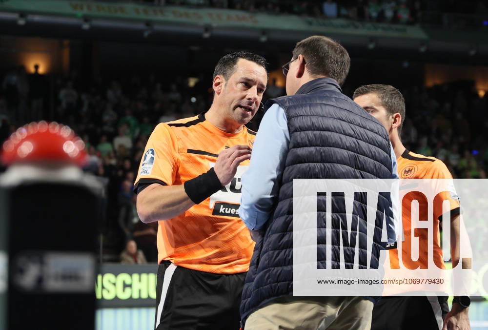 GER HBL Season 2025 2026 FÜCHSE Berlin vs TBV Lemgo Lippe, 30 11 25, Max Schmeling Halle, Berlin, Referee in dialog with the technical delegate, Fabian Baumgartt, HBL Referee Andre Plischek HBL Referee , Jörg Mahlich HBL Match Supervisor