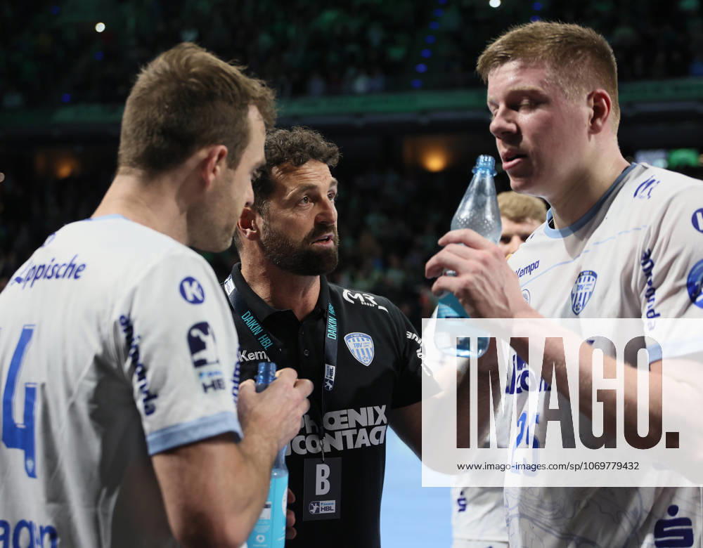 GER HBL season 2025 2026 FÜCHSE Berlin vs TBV Lemgo Lippe, 30 11 25, Max Schmeling Halle, Berlin, Florian KEHRMANN TBV Lemgo Lippe coach in dialog with Bobby SCHAGEN TBV Lemgo Lippe 14 and Niels Gerardus VERSTEIJNEN TBV Lemgo Lippe 25