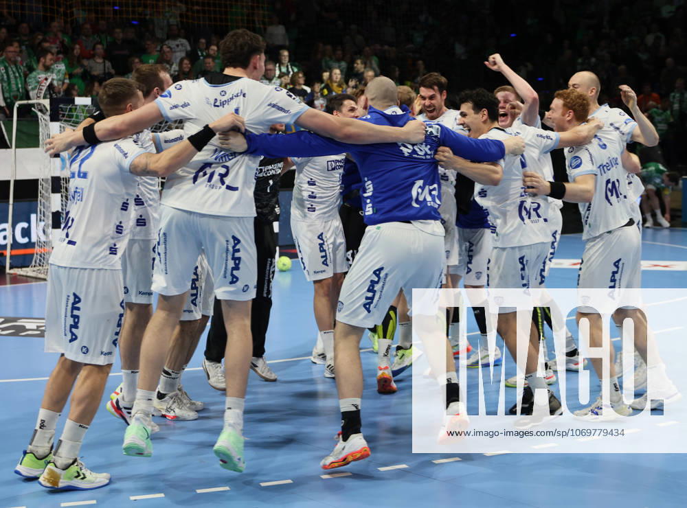 GER HBL season 2025 2026 FÜCHSE Berlin vs TBV Lemgo Lippe, 30 11 25, Max Schmeling Halle, Berlin, TBV Lemgo Lippe celebrates away win, circle, jubilation, emotion, exuberance
