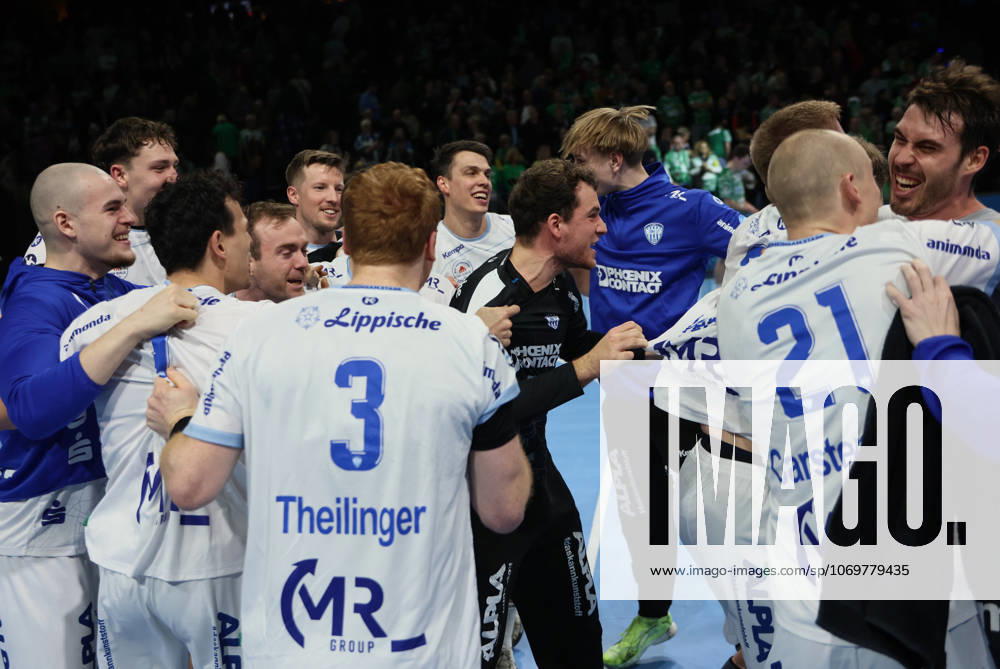 GER HBL season 2025 2026 FÜCHSE Berlin vs TBV Lemgo Lippe, 30 11 25, Max Schmeling Halle, Berlin, TBV Lemgo Lippe celebrates away win, circle, jubilation, emotion, exuberance, MVP of the guests is keeper Constantin MÖSTL TBV Lemgo Lippe 1