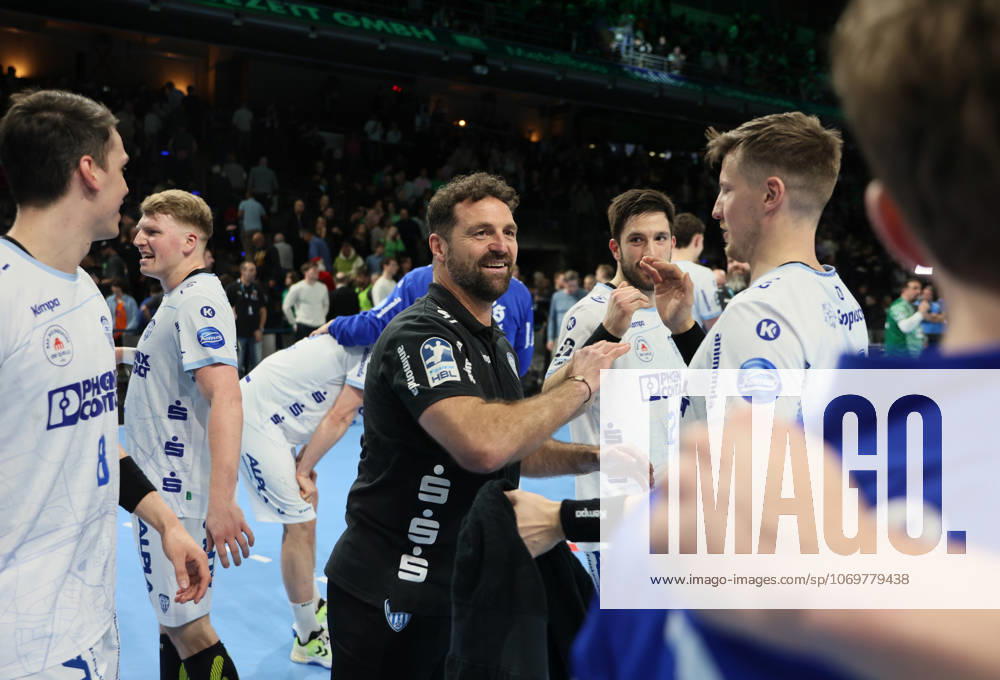 GER HBL season 2025 2026 FÜCHSE Berlin vs TBV Lemgo Lippe, 30 11 25, Max Schmeling Halle, Berlin, Florian KEHRMANN TBV Lemgo Lippe coach surrounded by his players, joy, emotion, high-five after away win
