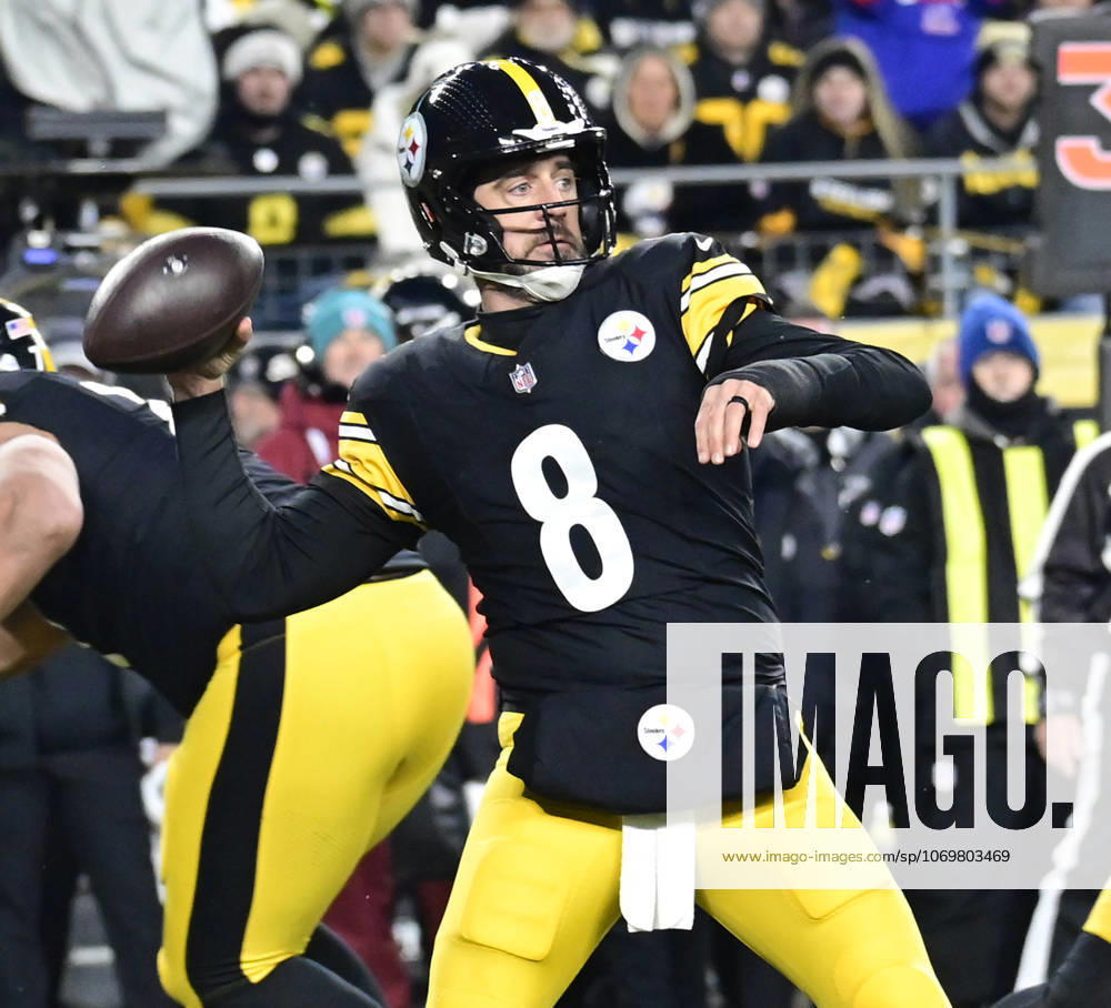 Pittsburgh Steelers quarterback Aaron Rodgers (8) throws in the first quarter against the Buffalo Bills at Acrisure Stadium Sunday, November 30, 2025 in Pittsburgh. PIT2025113002 ARCHIExCARPENTER