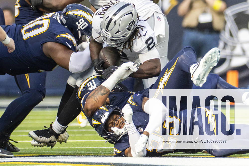 NFL, American Football Herren, USA 2025: Los Angeles Chargers 31:14 Las Vegas Raiders Las Vegas Raiders running back Ashton Jeanty 2 is tackled by the Los Angeles Chargers during an NFL football game at SoFi Stadium, Sunday Nov. 30, 2025, in Inglewood, Calif. Los Angeles United States