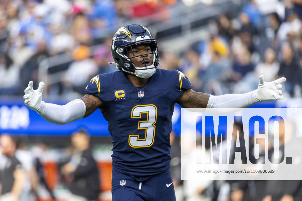 NFL, American Football Herren, USA 2025: Los Angeles Chargers 31:14 Las Vegas Raiders Los Angeles Chargers safety Derwin James Jr. 3 celebrates after an interception against the Las Vegas Raiders during an NFL football game at SoFi Stadium, Sunday Nov. 30, 2025, in Inglewood, Calif. Los Angeles United States