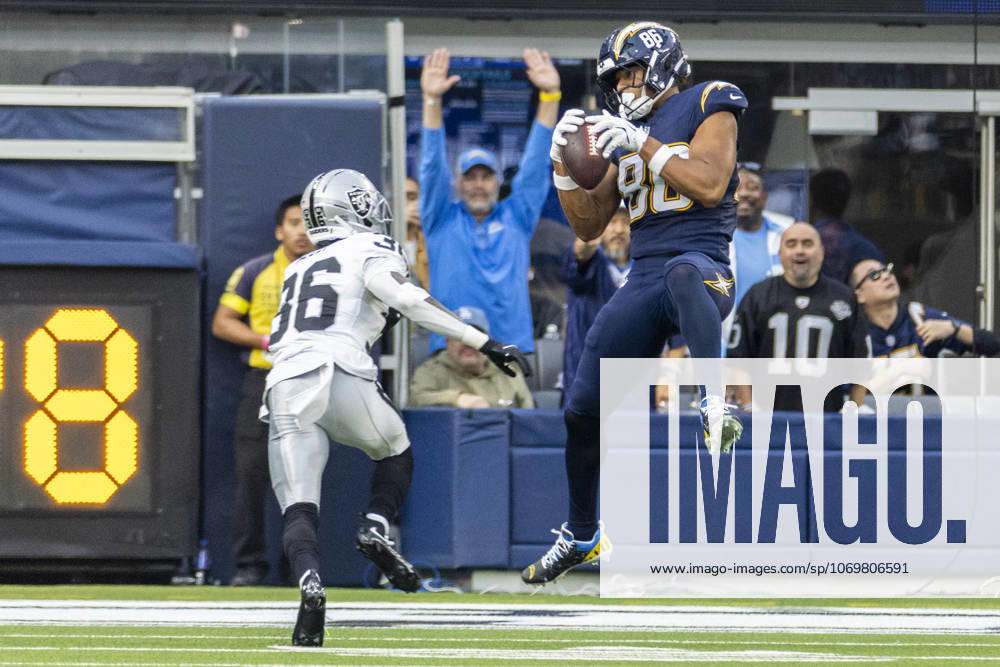 NFL, American Football Herren, USA 2025: Los Angeles Chargers 31:14 Las Vegas Raiders Los Angeles Chargers tight end Oronde Gadsden 86 catches a pass defended by Las Vegas Raiders cornerback Kyu Blu Kelly 36 during an NFL football game at SoFi Stadium, Sunday Nov. 30, 2025, in Inglewood, Calif. Los Angeles United States