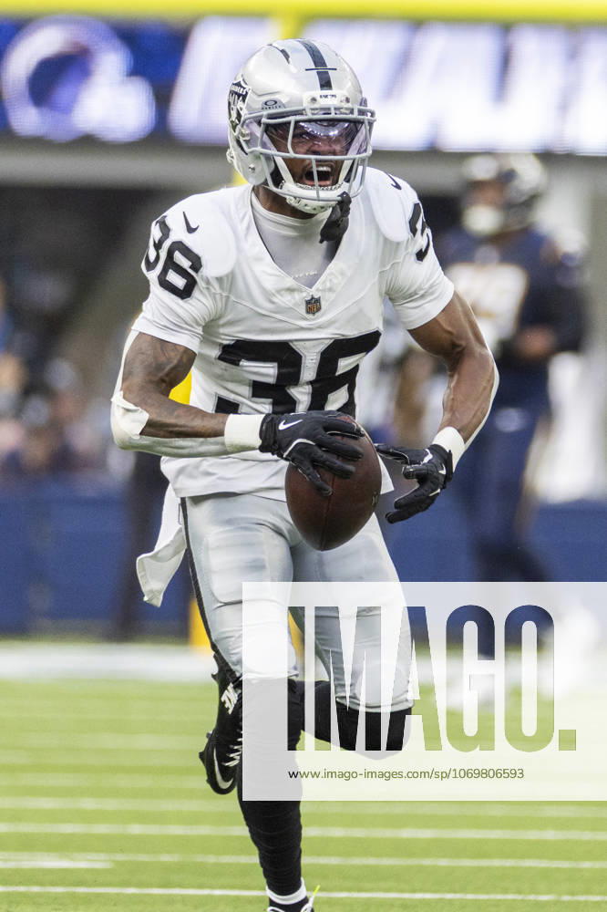 NFL, American Football Herren, USA 2025: Los Angeles Chargers 31:14 Las Vegas Raiders Las Vegas Raiders cornerback Kyu Blu Kelly 36 celebrates after an interception against the Los Angeles Chargers during an NFL football game at SoFi Stadium, Sunday Nov. 30, 2025, in Inglewood, Calif. Los Angeles United States