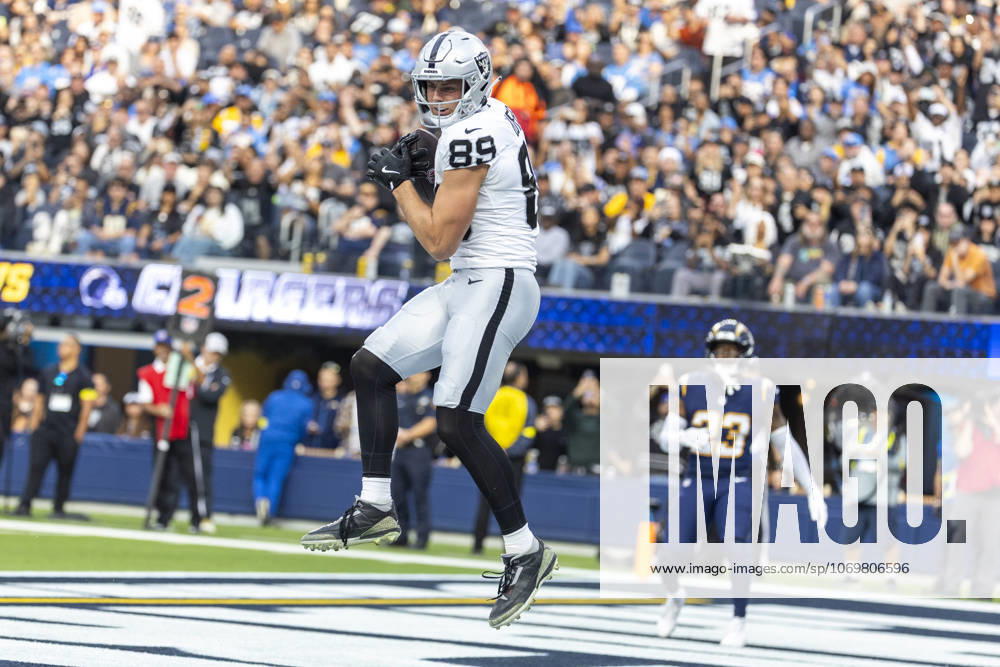 NFL, American Football Herren, USA 2025: Los Angeles Chargers 31:14 Las Vegas Raiders Las Vegas Raiders wide receiver Brock Bowers 89 catches a touchdown against the Los Angeles Chargers during an NFL football game at SoFi Stadium, Sunday Nov. 30, 2025, in Inglewood, Calif. Los Angeles United States