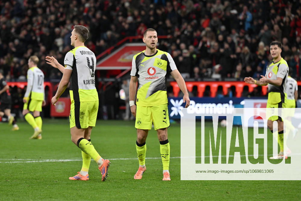 Nico Schlotterbeck Borussia Dortmund , Waldemar Anton Borussia Dortmund , Aaron Anselmino Borussia Dortmund , Aaron Anselmino, v li 29 11 2025, Fußball 1 Bundesliga, Saison 2025 2026, 12 Spieltag, Bayer 04 Leverkusen Borussia Dortmund 1 2 DFL regulations prohibit any use of photographs as image sequences and or quasi video Leverkusen BayArena Nordrhein Westfalen Germany Team2