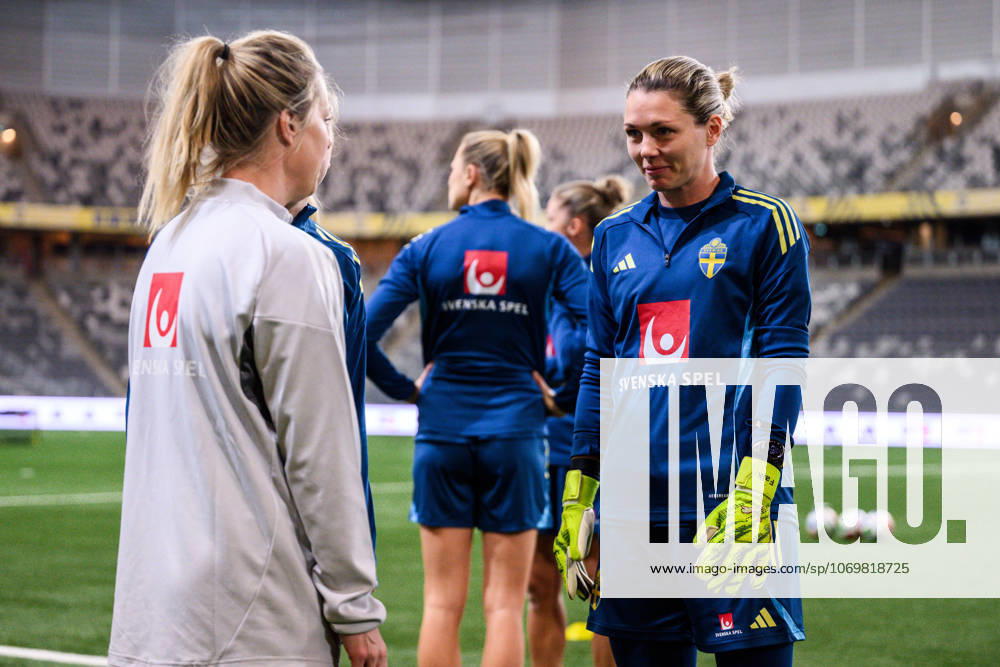 goalkeeper Jennifer Falk of the Swedish women s national football team at a training session on December 1, 2025 in Stockholm Photo Jesper Zerman BILDBYRAN kod JZ JZ0652 fotboll football soccer fotball nations league uefa womens nations league träning practice training sverige sweden dam bbeng