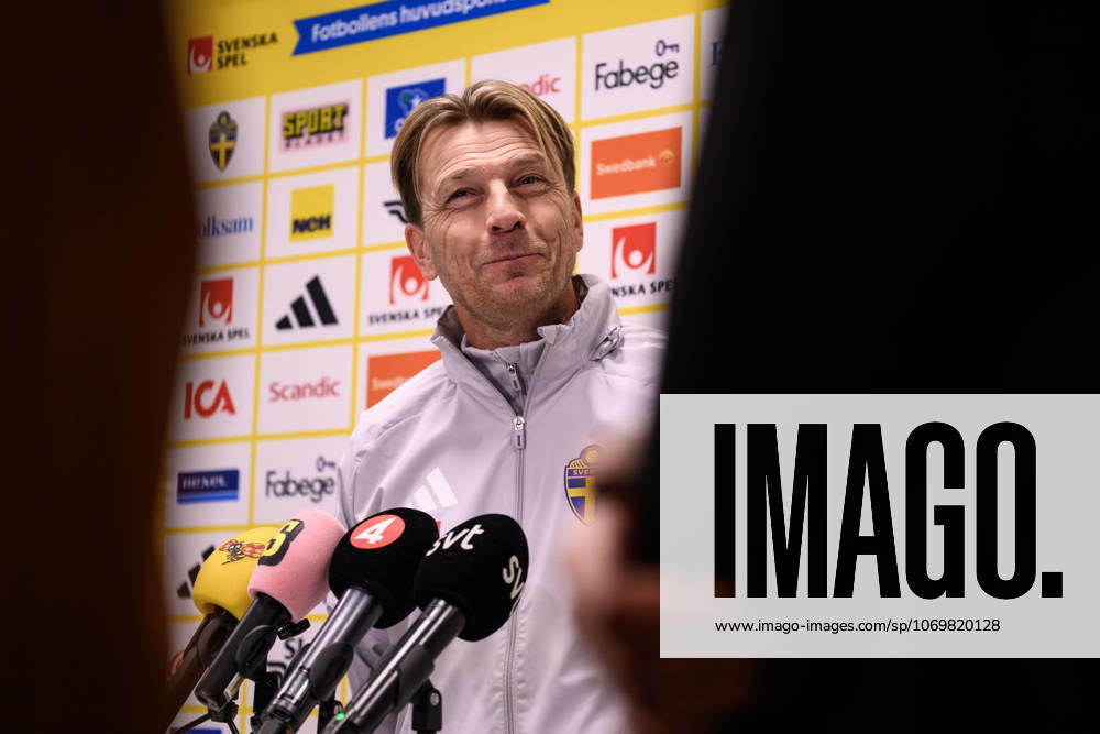 Head coach Tony Gustavsson of the Swedish women s national football team in the mixed zone after a training session on December 1, 2025 in Stockholm Photo Jesper Zerman BILDBYRAN kod JZ JZ0652 fotboll football soccer fotball nations league uefa womens nations league träning practice training sverige sweden dam bbeng