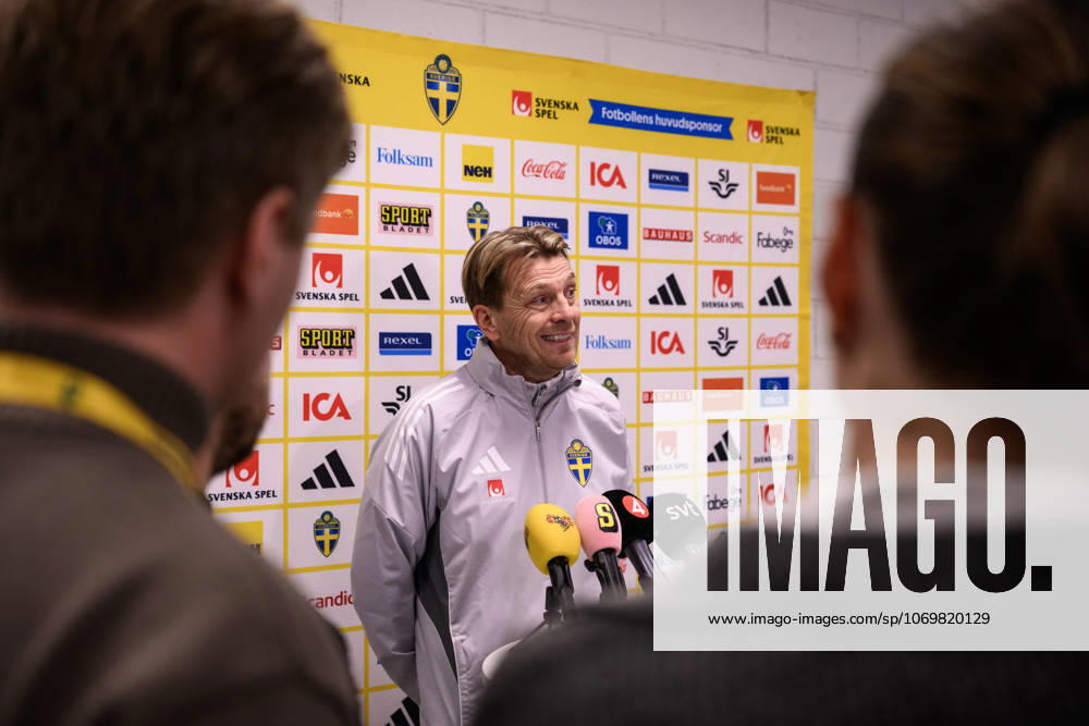 Head coach Tony Gustavsson of the Swedish women s national football team in the mixed zone after a training session on December 1, 2025 in Stockholm Photo Jesper Zerman BILDBYRAN kod JZ JZ0652 fotboll football soccer fotball nations league uefa womens nations league träning practice training sverige sweden dam bbeng