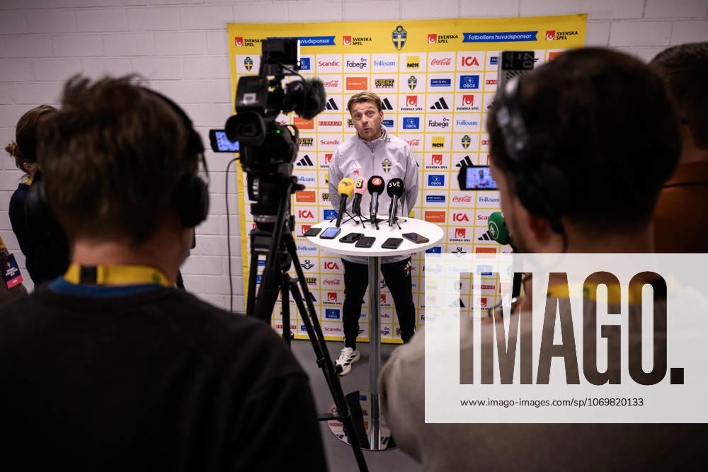 Head coach Tony Gustavsson of the Swedish women s national football team in the mixed zone after a training session on December 1, 2025 in Stockholm Photo Jesper Zerman BILDBYRAN kod JZ JZ0652 fotboll football soccer fotball nations league uefa womens nations league träning practice training sverige sweden dam bbeng