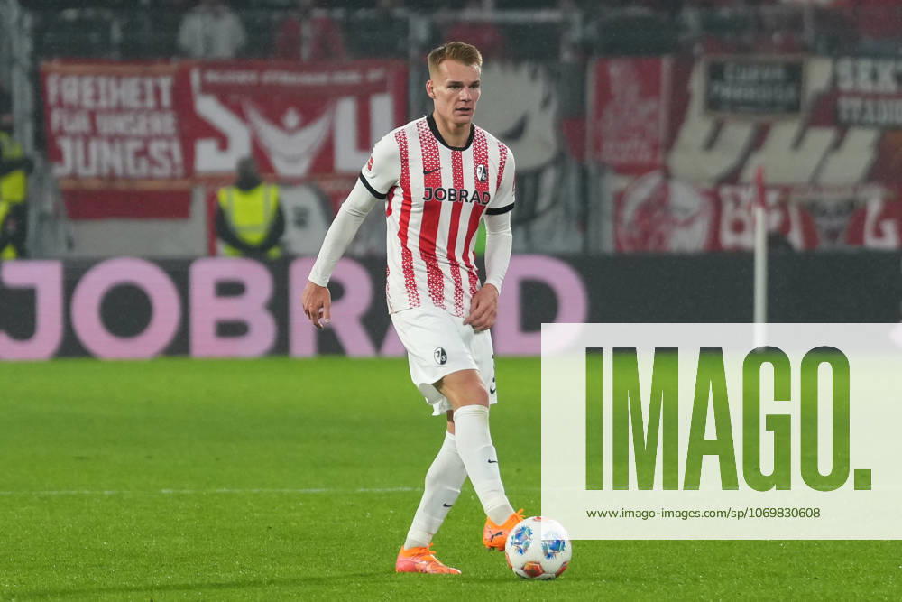 Philipp Lienhart SC Freiburg, 03 on the ball , Germany, Soccer, 1 Bundesliga, Matchday 12, 2025 2026, SC Freiburg vs 1 FSV Mainz 05, 30 11 2025, Europa Park Stadion, Freiburg, Germany DFL REGULATIONS PROHIBIT ANY USE OF PHOTOGRAPHS AS IMAGE SEQUENCES AND OR QUASI VIDEO Freiburg Europa Park Stadion Baden Württemberg Germany