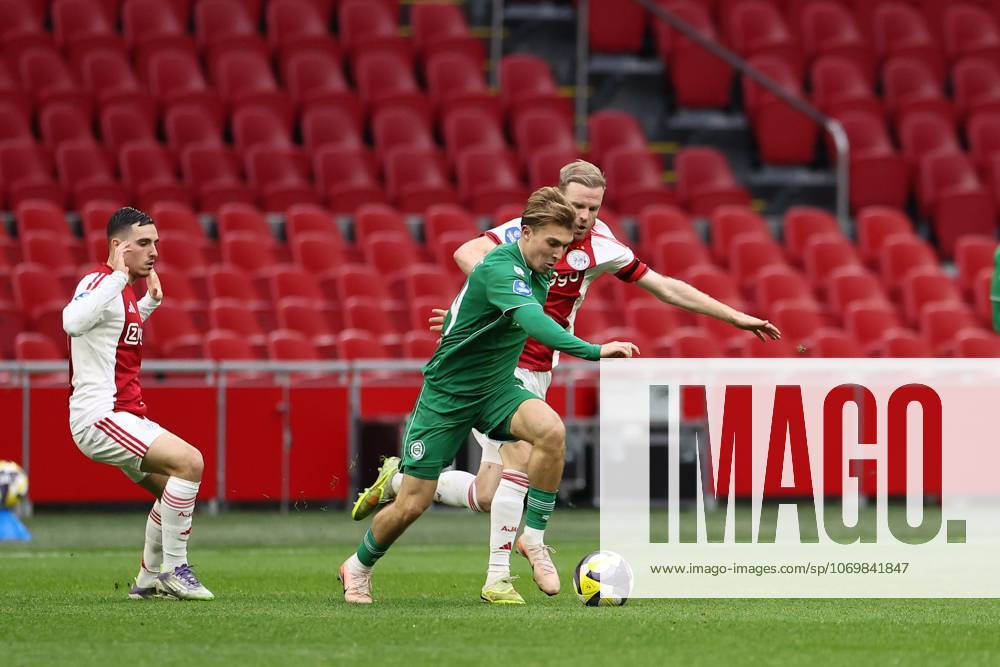 , JohanCruyff Arena , season 2025 2026 , Dutch Eredivisie Football , match between Ajax and FC Groningen (replay) , Picture shows , FC Groningen player Thom van Bergen, Ajax player Davy Klaassen Ajax - Groningen (replay) x32313246x