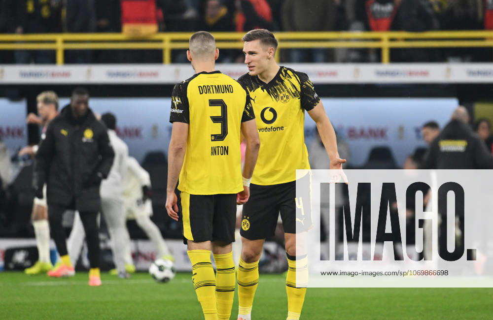 Nico Schlotterbeck (Borussia Dortmund), Waldemar Anton (Borussia Dortmund), v.re. 02.12.2025, Fussball DFB Pokal, Saison 2025 2026, Achtelfinale, Borussia Dortmund - Bayer 04 Leverkusen 0:1 DFB regulations prohibit any use of photographs as image sequences and or quasi-video Dortmund Signal Iduna Park Nordrhein Westfalen Deutschland Team2
