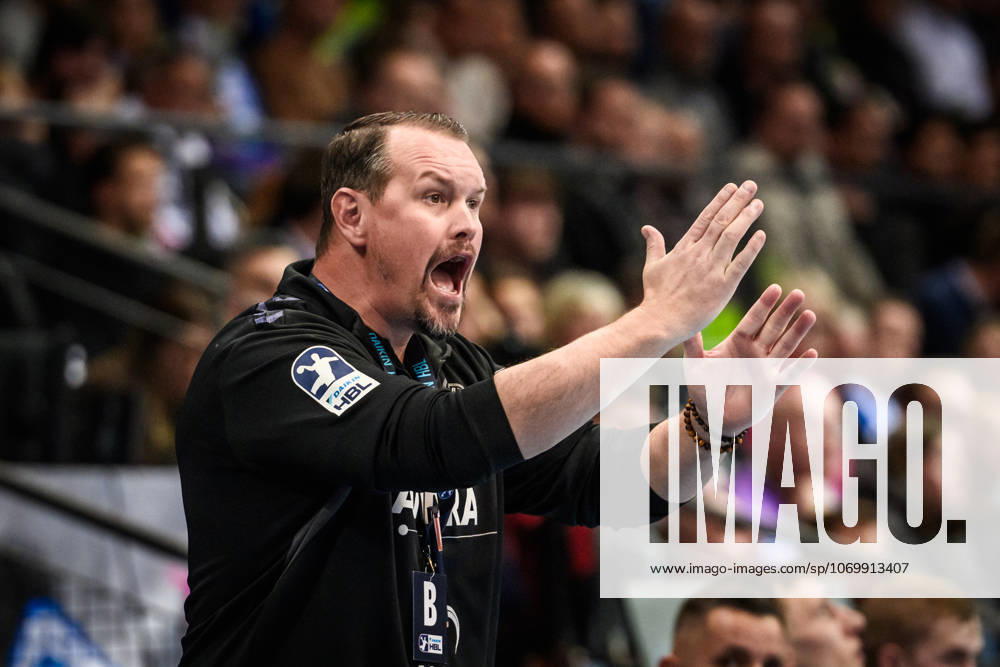 Misha Kaufmann TVB Stuttgart, coach gesticulating on the sidelines GER, TVB 1898 Stuttgart HSG Wetzlar, DAIKIN HBL, Handball, Bundesliga, Matchday 11, Season 2025 2026, 04 12 2025 GER, TVB 1898 Stuttgart HSG Wetzlar, DAIKIN HBL, Handball, Bundesliga, Matchday 11, Season 2025 2026, 04 12 2025 Stuttgart