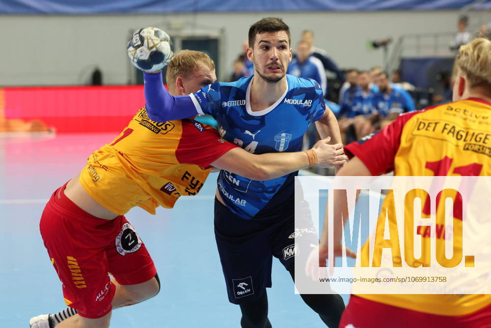 Plock 04.12.2025 Liga mistrzow pilka reczna mezczyzn faza grupowa sezon 2025 26 --- Group Chase mens handball EHF Champions League Orlen Wisla Plock - GOG Handbold Lasse Vilhelmsen Gergo Fazekas Fot. Marcin Solarz FotoPyK NEWSPIX.PL --- newspix.pl