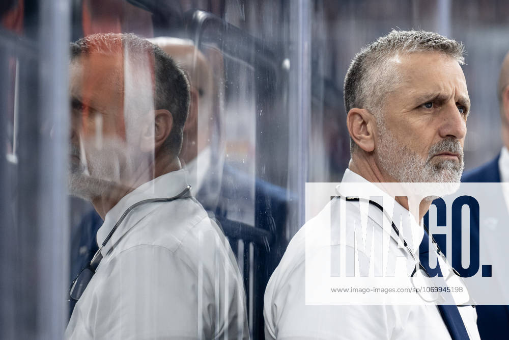 Mark French Head Coach, ERC Ingolstadt with mirror image in plexiglass GER, EHC Red Bull Muenchen vs ERC Ingolstadt, Ice Hockey, DEL, 25 Matchday, Season 2025 2026, 05 12 2025 GER, EHC Red Bull Muenchen vs ERC Ingolstadt, Ice Hockey, DEL, 25 Matchday, Season 2025 2026, 05 12 2025 Muenchen