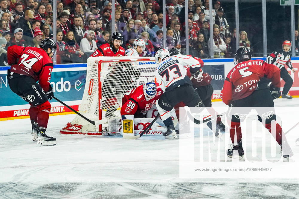 Ice Hockey Penny DEL 25 Spieltag Kölner Haie Nürnberg Ice Tigers am 05 12 2025 in der Lanxess Arena in Köln Roman Kechter Nürnberg , mitte versucht die Scheibe an Janne Juvonen Köln vorbei bringen Gemäß den Vorgaben der DEL Deutsche Eishockey Liga ist die Publikation und Weiterverwertung der Aufnahmen in elektronischen Medien und Endgeräten aller Art während des laufenden Spieles nicht zulässig