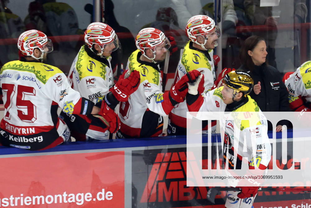 Sahnpark Crimmitschau 05 12 2025 Saison 2025 26 Eishockey 2 Bundesliga Hauptrunde Kunsteisstadion Heimspiel 21 Spieltag Eispiraten Eispiraten EV Landshut Jubel bei Corey Mackin EPC nach dem 2 0 an der Bande der Eispiraten Crimmitschau Sachsen Germany