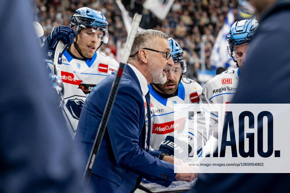 Mark French Head Coach, ERC Ingolstadt during a power break GER, EHC Red Bull Muenchen vs ERC Ingolstadt, Ice Hockey, DEL, Matchday 25, Season 2025 2026, 05 12 2025 GER, EHC Red Bull Muenchen vs ERC Ingolstadt, Ice Hockey, DEL, Matchday 25, Season 2025 2026, 05 12 2025 Muenchen