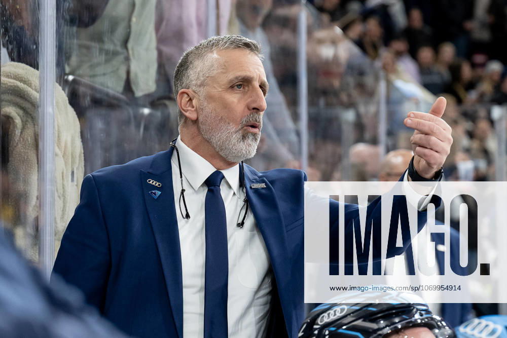 Mark French Head Coach, ERC Ingolstadt GER, EHC Red Bull Muenchen vs ERC Ingolstadt, Ice Hockey, DEL, 25 Matchday, Season 2025 2026, 05 12 2025 GER, EHC Red Bull Muenchen vs ERC Ingolstadt, Ice Hockey, DEL, 25 Matchday, Season 2025 2026, 05 12 2025 Muenchen