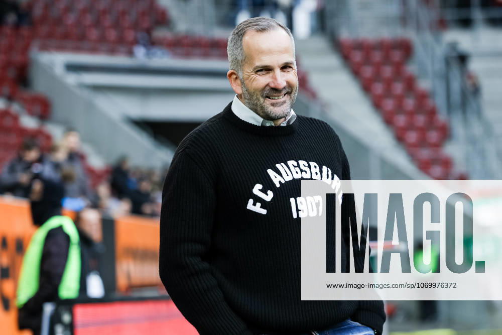 Manuel Baum FC Augsburg, Head Coach GER, FC Augsburg vs Bayer 04 Leverkusen, 1 Bundesliga Soccer, Matchday 13, Season 2025 2026, 06 12 2025 DFB DFL REGULATIONS PROHIBIT ANY USE OF PHOTOGRAPHS AS IMAGE SEQUENCES AND OR QUASI VIDEO GER, FC Augsburg vs Bayer 04 Leverkusen, 1 Bundesliga Soccer, Matchday 13, Season 2025 2026, 06 12 2025 Augsburg