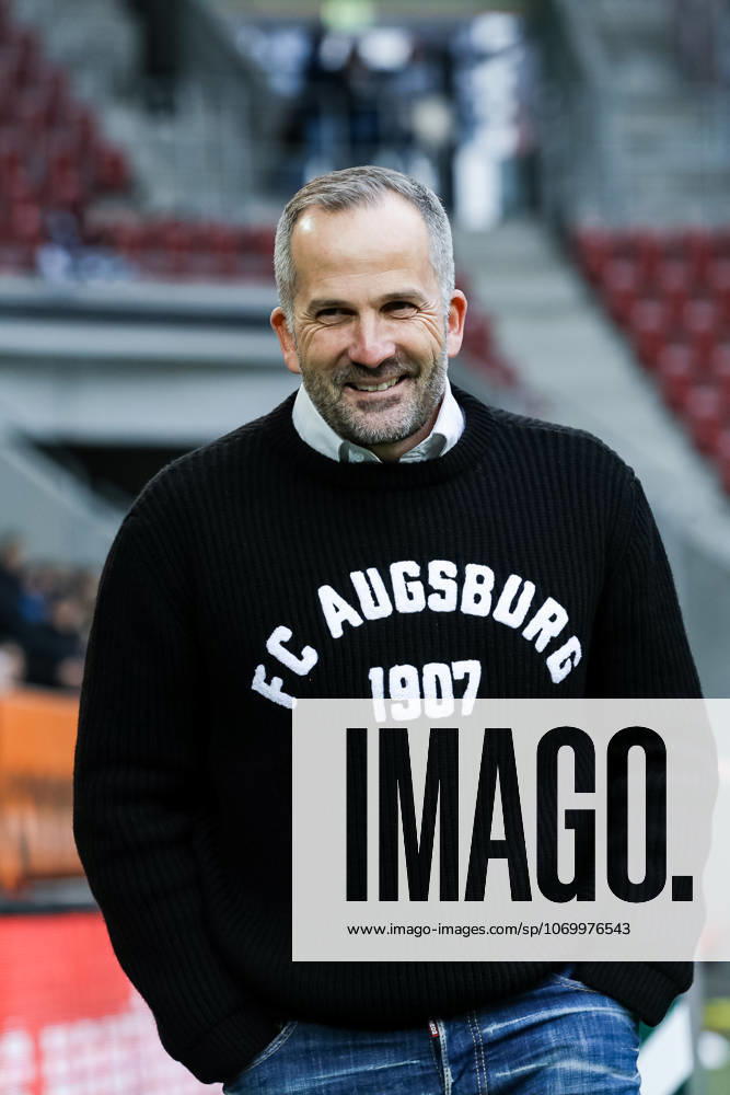 Manuel Baum FC Augsburg, Head Coach GER, FC Augsburg vs Bayer 04 Leverkusen, 1 Bundesliga Soccer, Matchday 13, Season 2025 2026, 06 12 2025 DFB DFL REGULATIONS PROHIBIT ANY USE OF PHOTOGRAPHS AS IMAGE SEQUENCES AND OR QUASI VIDEO GER, FC Augsburg vs Bayer 04 Leverkusen, 1 Bundesliga Soccer, Matchday 13, Season 2025 2026, 06 12 2025 Augsburg