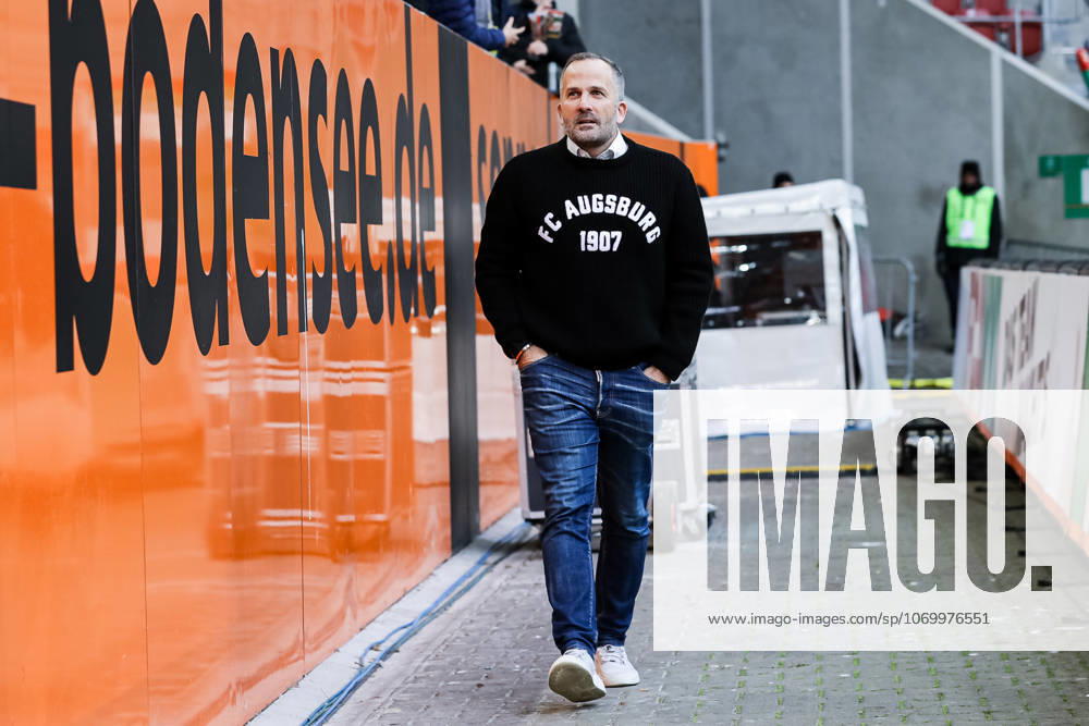 Manuel Baum FC Augsburg, Head Coach GER, FC Augsburg vs Bayer 04 Leverkusen, 1 Bundesliga Soccer, Matchday 13, Season 2025 2026, 06 12 2025 DFB DFL REGULATIONS PROHIBIT ANY USE OF PHOTOGRAPHS AS IMAGE SEQUENCES AND OR QUASI VIDEO GER, FC Augsburg vs Bayer 04 Leverkusen, 1 Bundesliga Soccer, Matchday 13, Season 2025 2026, 06 12 2025 Augsburg