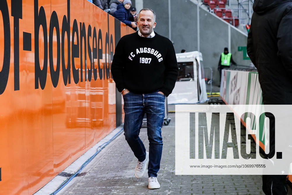 Manuel Baum FC Augsburg, Head Coach GER, FC Augsburg vs Bayer 04 Leverkusen, 1 Bundesliga Soccer, Matchday 13, Season 2025 2026, 06 12 2025 DFB DFL REGULATIONS PROHIBIT ANY USE OF PHOTOGRAPHS AS IMAGE SEQUENCES AND OR QUASI VIDEO GER, FC Augsburg vs Bayer 04 Leverkusen, 1 Bundesliga Soccer, Matchday 13, Season 2025 2026, 06 12 2025 Augsburg