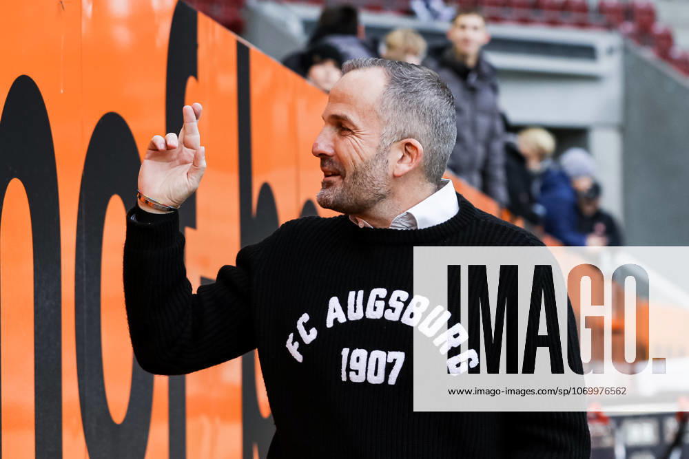Manuel Baum FC Augsburg, Head Coach GER, FC Augsburg vs Bayer 04 Leverkusen, 1 Bundesliga Soccer, Matchday 13, Season 2025 2026, 06 12 2025 DFB DFL REGULATIONS PROHIBIT ANY USE OF PHOTOGRAPHS AS IMAGE SEQUENCES AND OR QUASI VIDEO GER, FC Augsburg vs Bayer 04 Leverkusen, 1 Bundesliga Soccer, Matchday 13, Season 2025 2026, 06 12 2025 Augsburg
