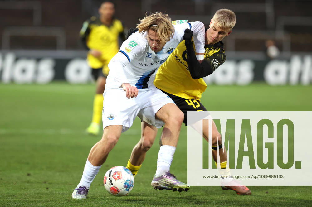 Saturday 06 12 2025, Season 2025 26, Regionalliga West, Matchday 18 at Stadion Rote Erde Dortmund, BVB Borussia Dortmund II SC Paderborn U23, Travis de Jong SCP v Danylo Krevsun BVB II , v l