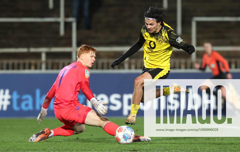 Saturday 06 12 2025, Season 2025 26, Regionalliga West, Matchday 18 at Stadion Rote Erde Dortmund, BVB Borussia Dortmund II SC Paderborn U23, Scene for 1 0 Florian Pruhs Goalkeeper, SCP vs Babis Charalampos Drakas BVB II , v l